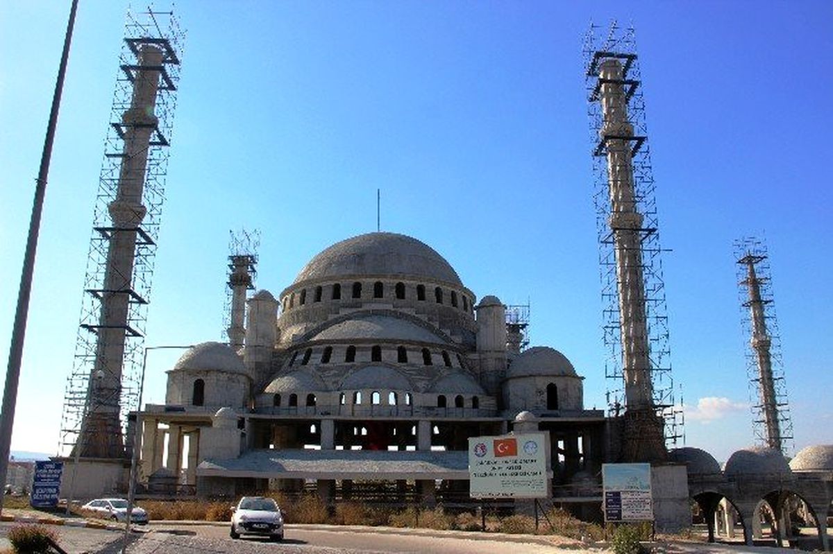 Çomü\'ye Yapılan 15 Bin Kişi Kapasiteli Caminin Kaba İnşaatı Tamamlandı