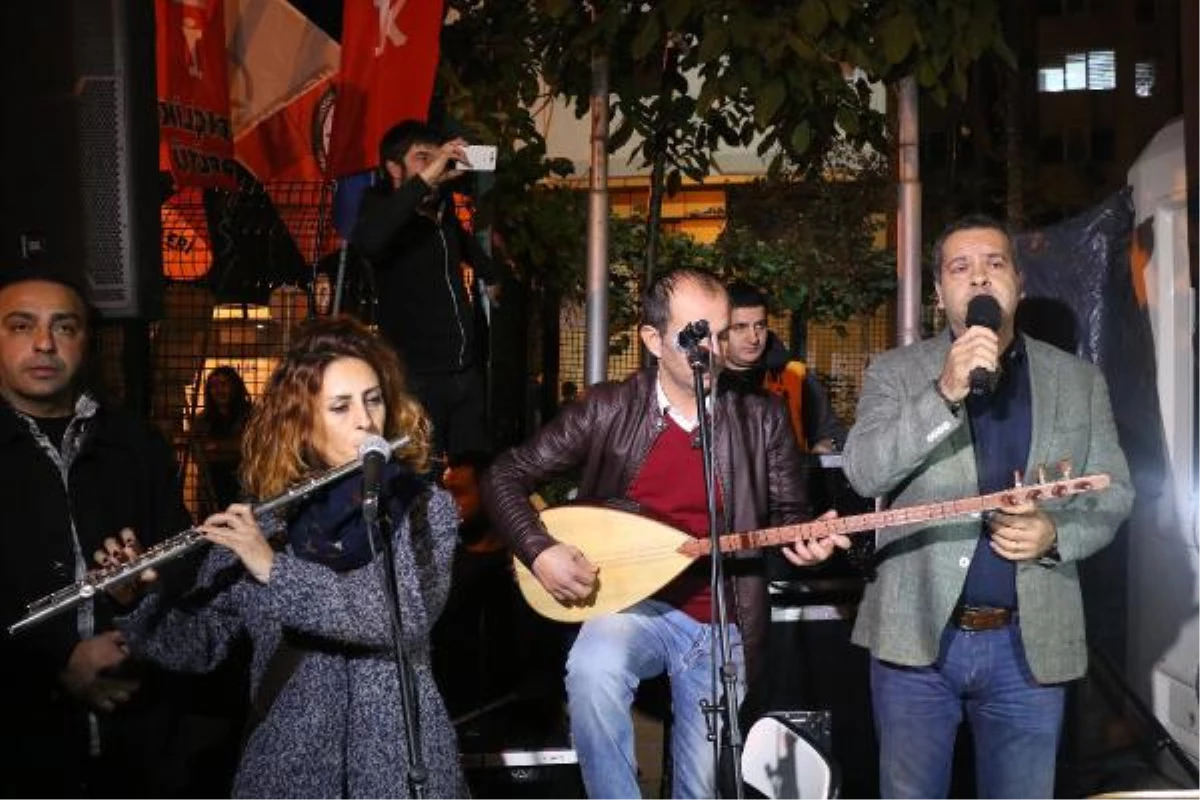 Cumhuriyet Gazetesi Önünde Mini Konser