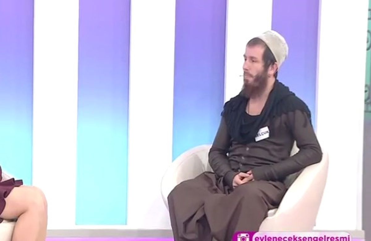 Mütevazı Damat Adayı, Talibini Görünce Kendini Övmeye Başladı