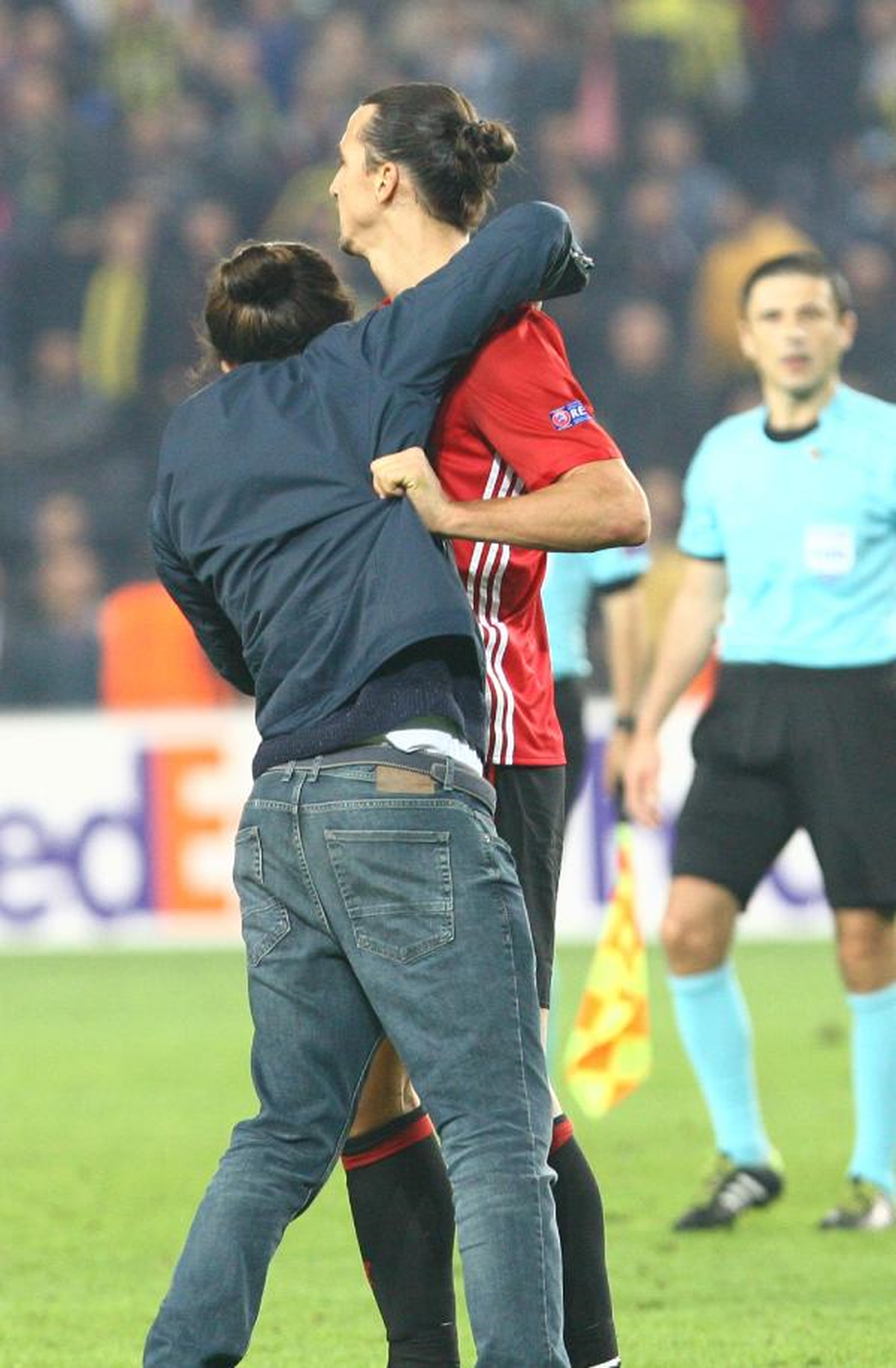 Fenerbahçe - Manchester United Maçında Sahaya Taraftar Girdi
