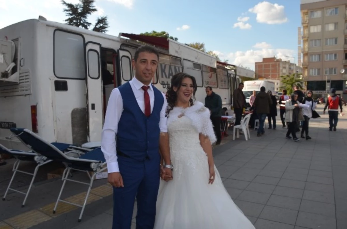 Gelin ve Damat Nikah Masasından Kalkıp Kan Vermeye Koştu...