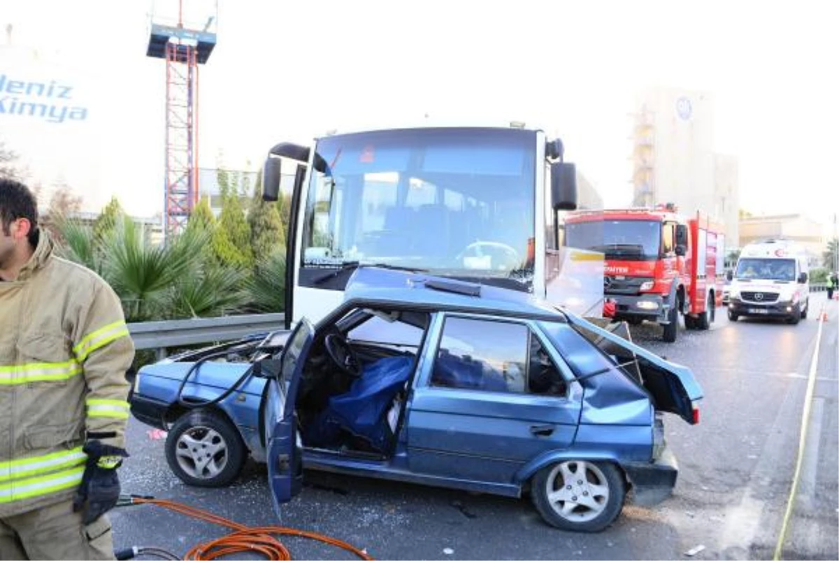 İzmir\'de Otomobil Minibüsle Çarpıştı: 2 Ölü, 4 Yaralı