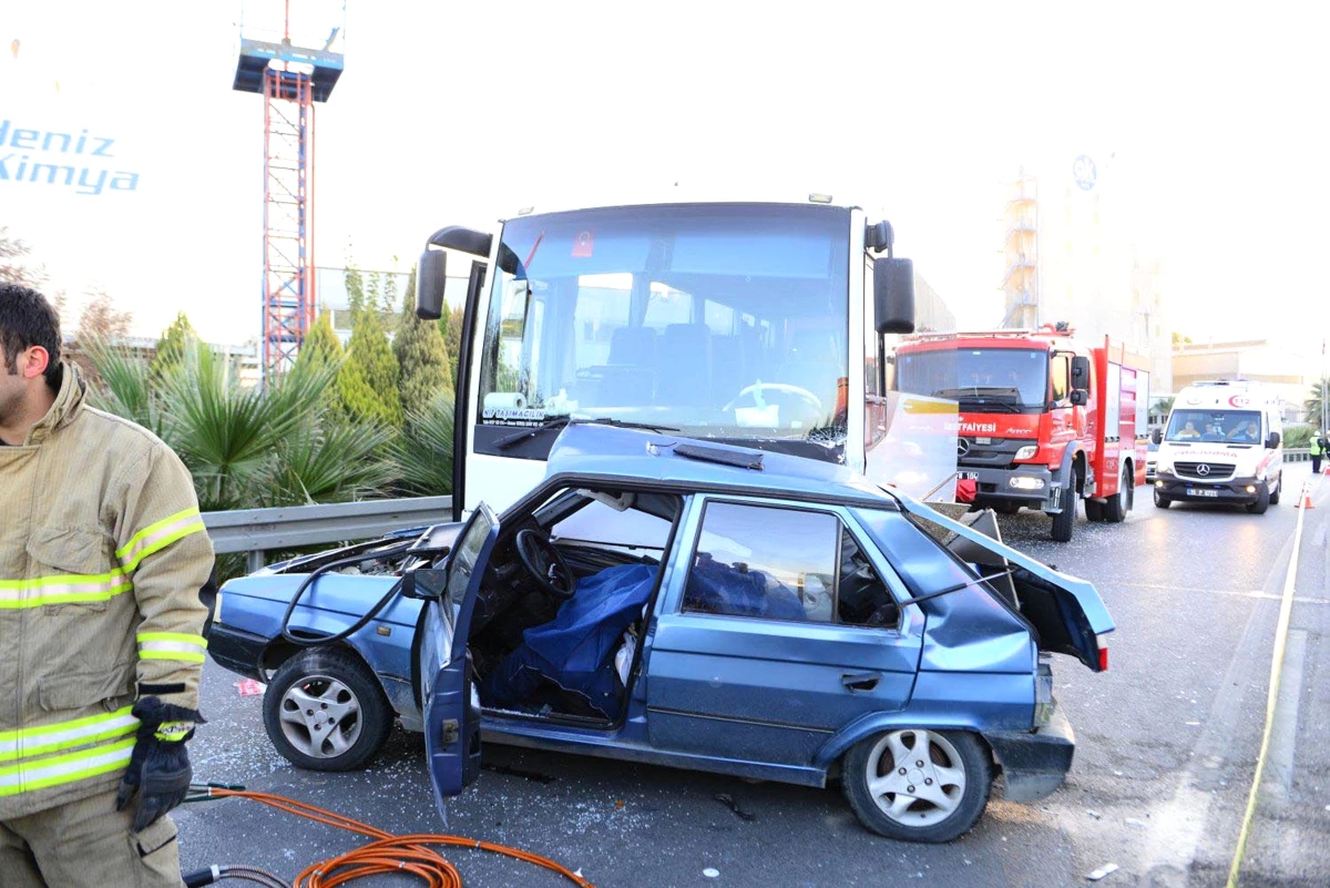 İzmir\'de Otomobil Minibüsle Çarpıştı: 2 Ölü, 4 Yaralı