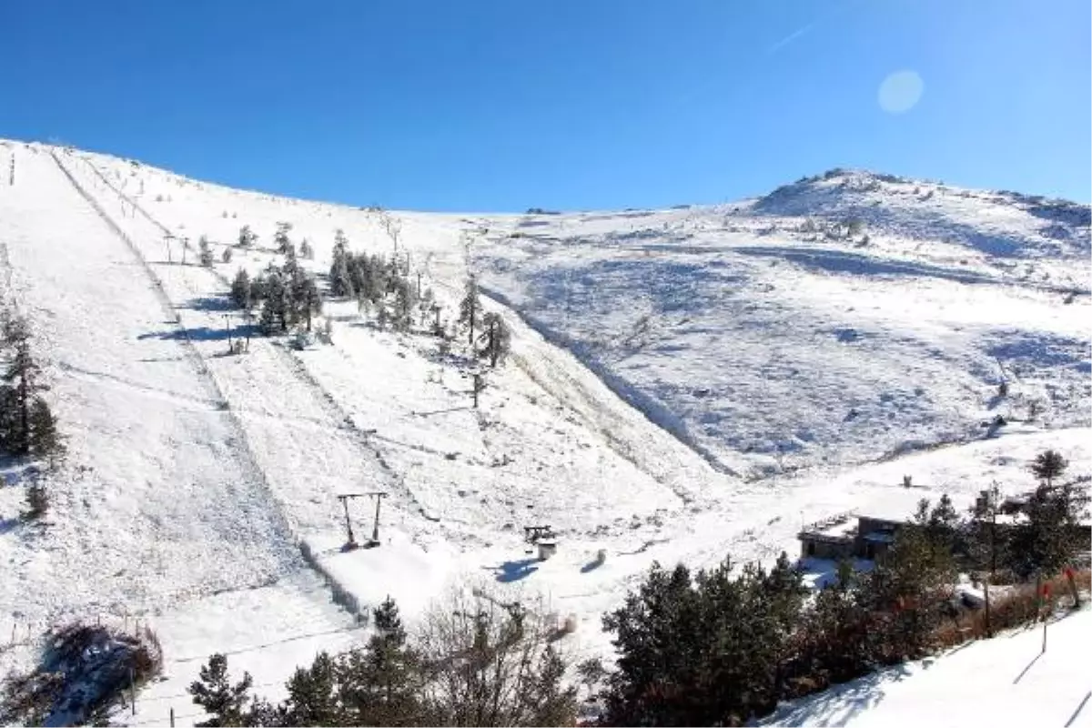 Kartalkaya\'da Sezonun İlk Kayağını Çalışanlar Yaptı