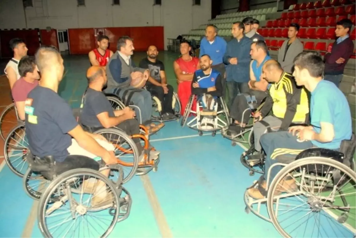 Müdür Ceylani\'den Basketbol Takımına Moral Ziyareti