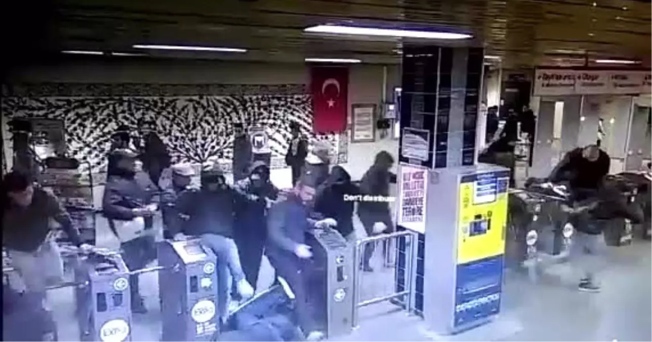 Napoli Taraftarının Şirinevler Metrosunu Birbirine Kattığı Anlar Güvenlik Kamerasında