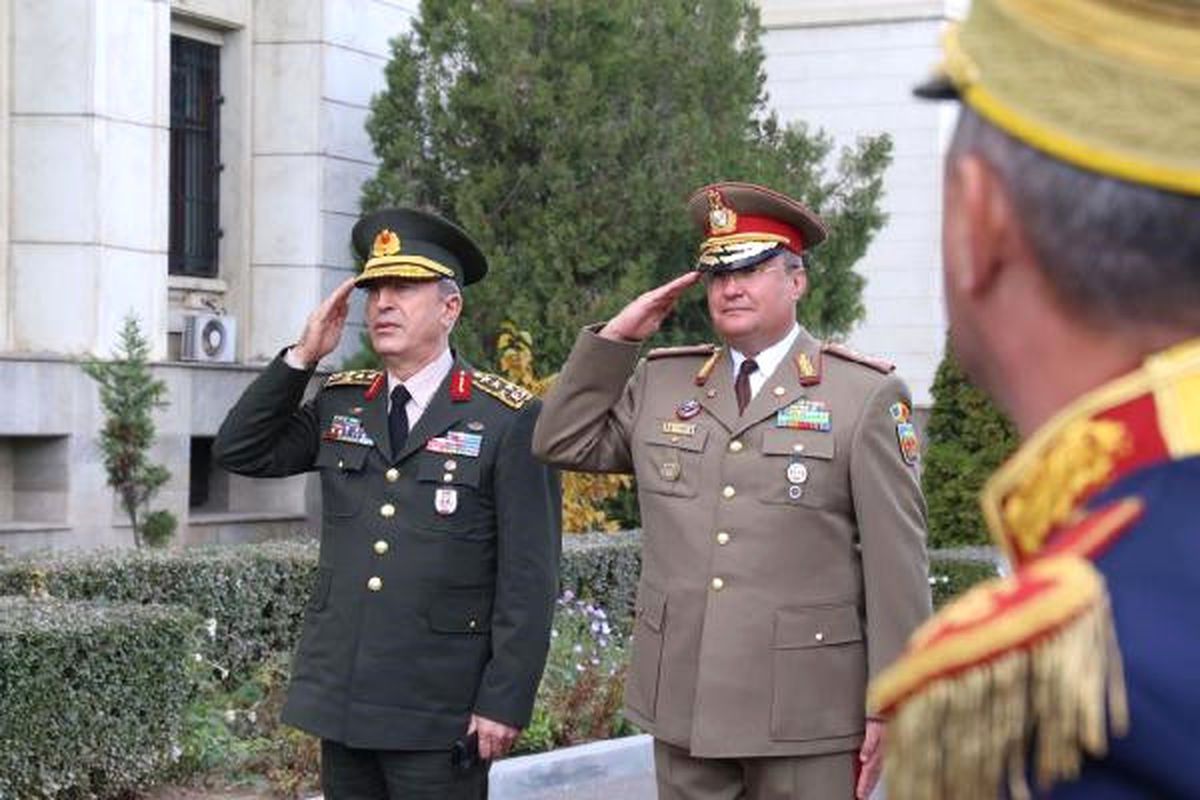 Orgeneral Hulusi Akar, Bükreş\'te Bulunan Türk Şehitliği\'ni Ziyaret Etti