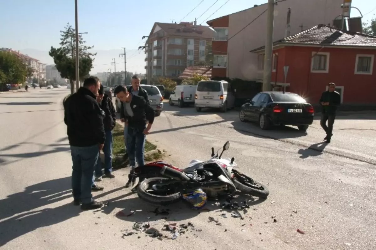 Otomobile Arkadan Çarpan Motosiklet Sürücüsü Yaralandı