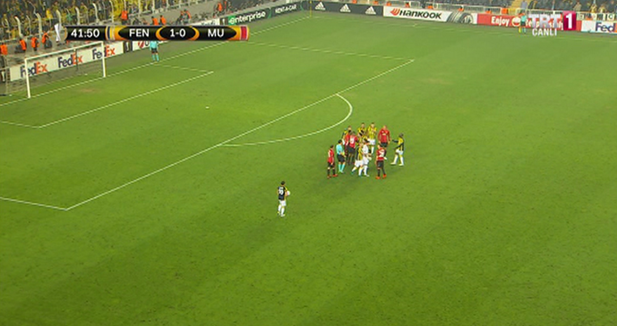 Zlatan İbrahimoviç, Simon Kjaer'in Boğazına Yapıştı, Ortam Kızıştı