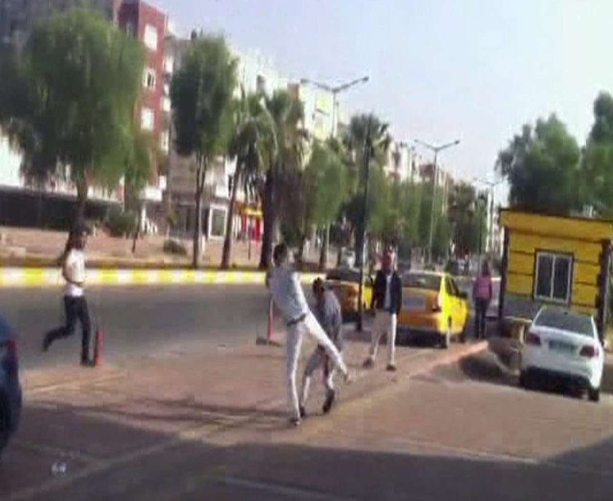 Mersin'de Tacizciye Uçan Tekme! Dövüp Polise Teslim Ettiler