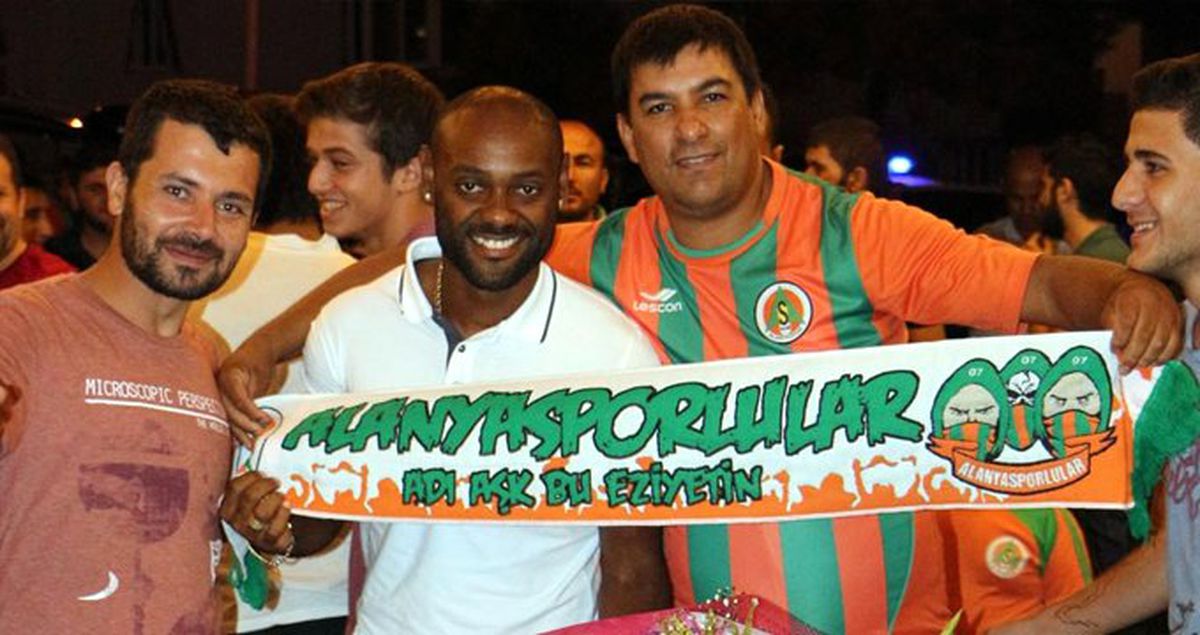 Taraftarlar, İmamla Birlikte Vagner Love İçin Gol Duası Yapacak