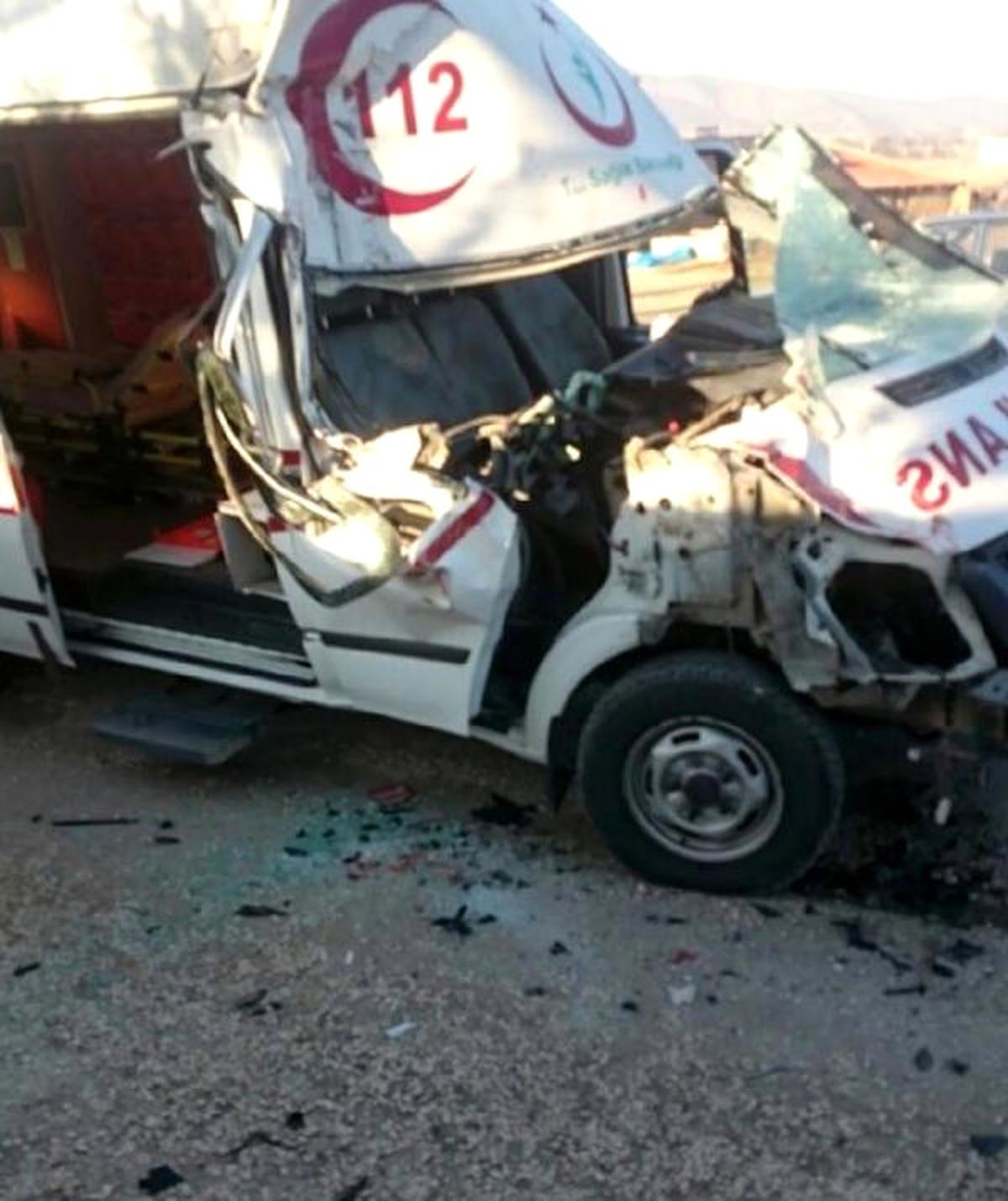 Tır Dorsesine Çarpan Ambulansta 1 Yaralı