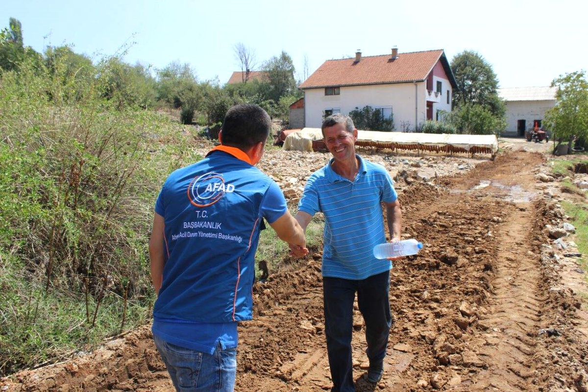 Türkiye Makedonyalı Selzedeleri Yalnız Bırakmadı