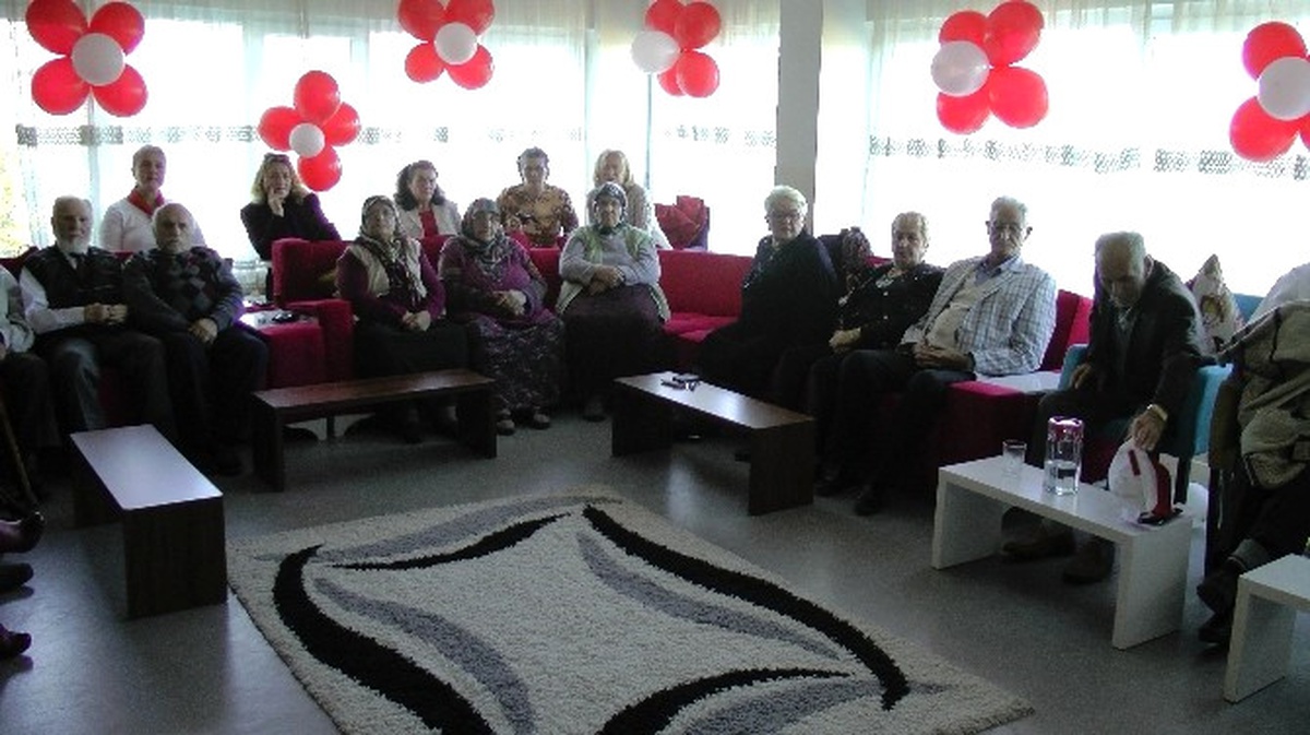 Yaşlılar Kendi Besteledikleri Şiirlerle Kızılay\'ı Anlattılar