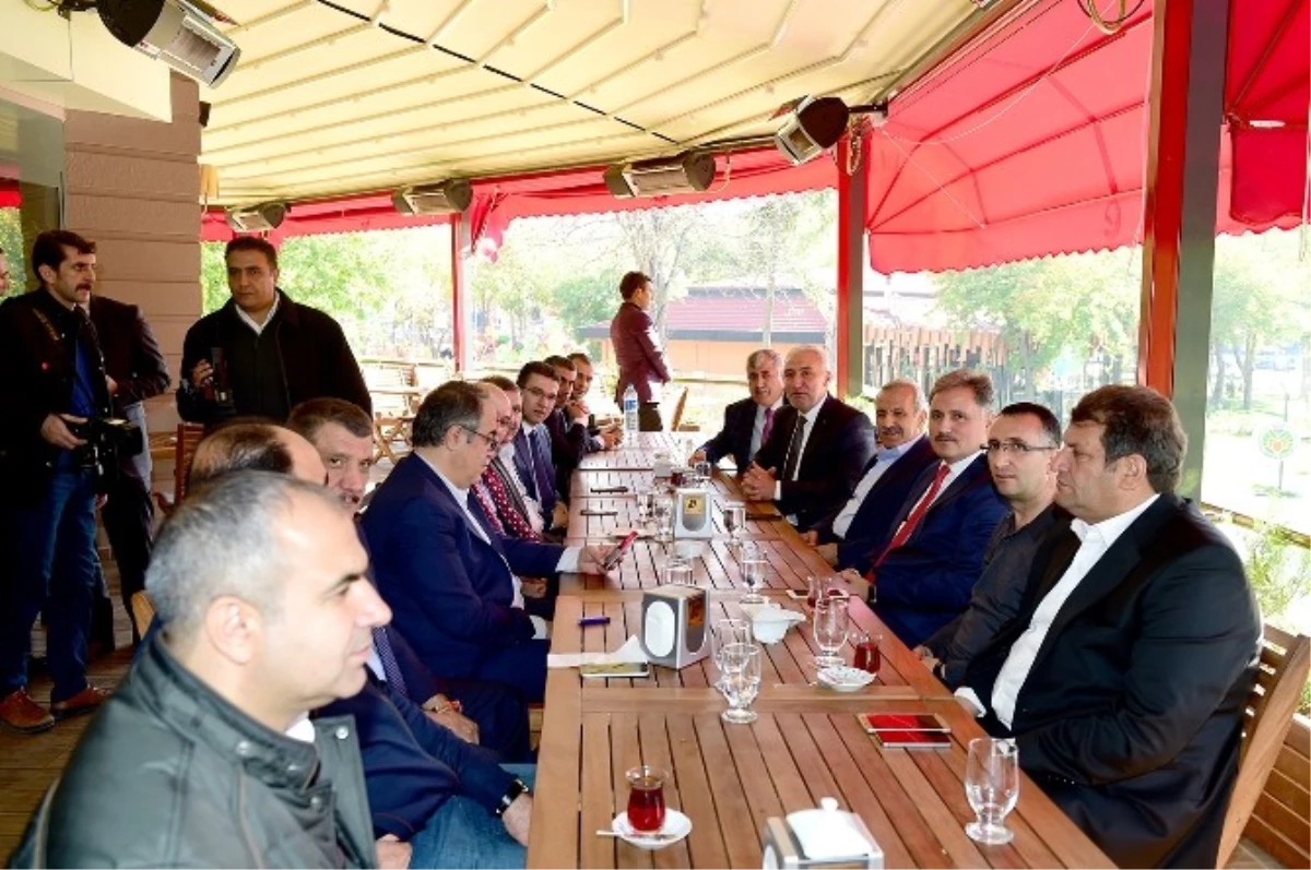 Ak Partili Belediye Başkanları Malatya\'da Buluştu