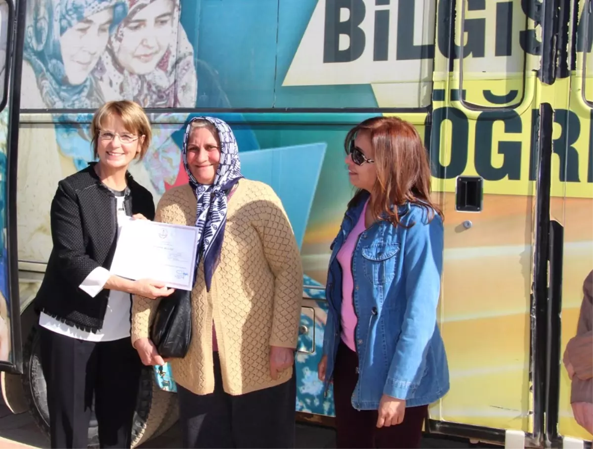 "Annem Bilgisayar Öğreniyor" projesinden 780 anne sertifika aldı