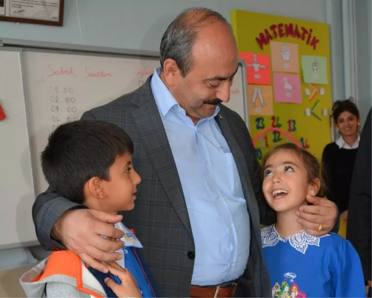 Başkan Arpacı, Kendine Mektup Yazan Minik Öğrencileri Ziyaret Etti