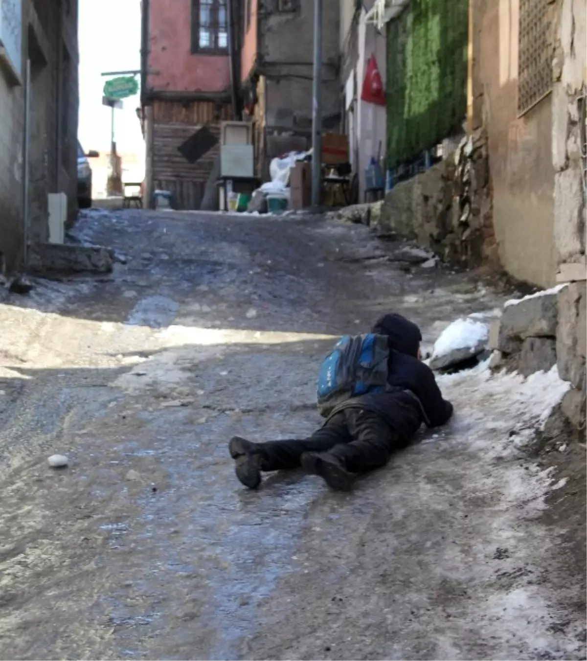 Buz Tutan Yollarda Yürümeye Çalışan Vatandaşlar Düşmekten Kurtulamadı