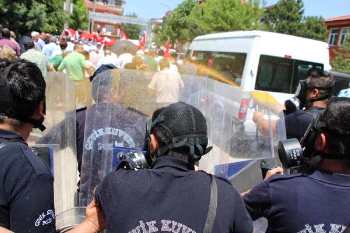 Dha Ankara- Hdp\'lilerin Gözaltına Alınmasını Protesto Eden Gruba Polis Müdahale Etti