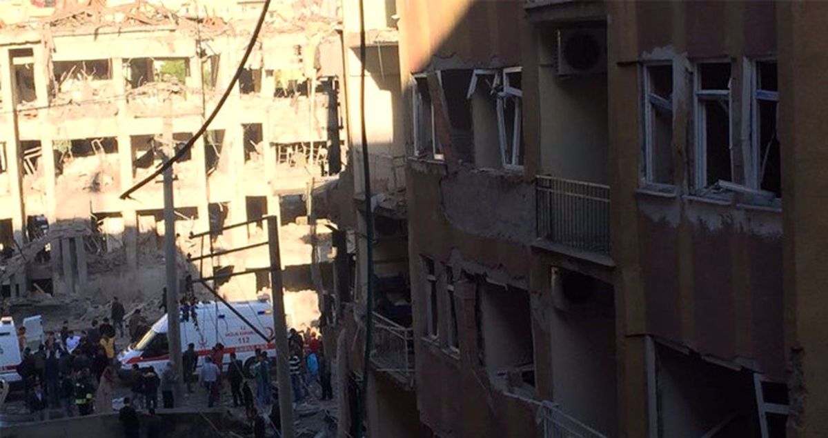 Diyarbakır'da Patlamanın Olduğu Noktadan İlk Görüntüler