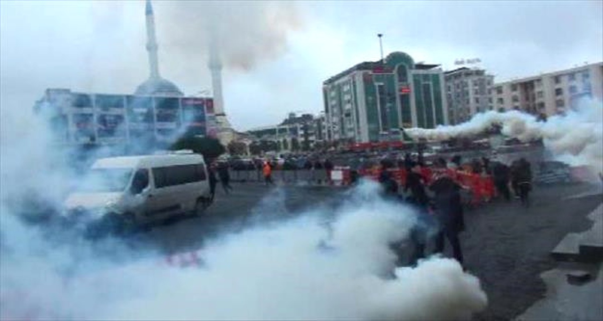 Esenyurt\'ta Hdp\'lilerin Gözaltı Protestosuna Polis Müdahale Etti