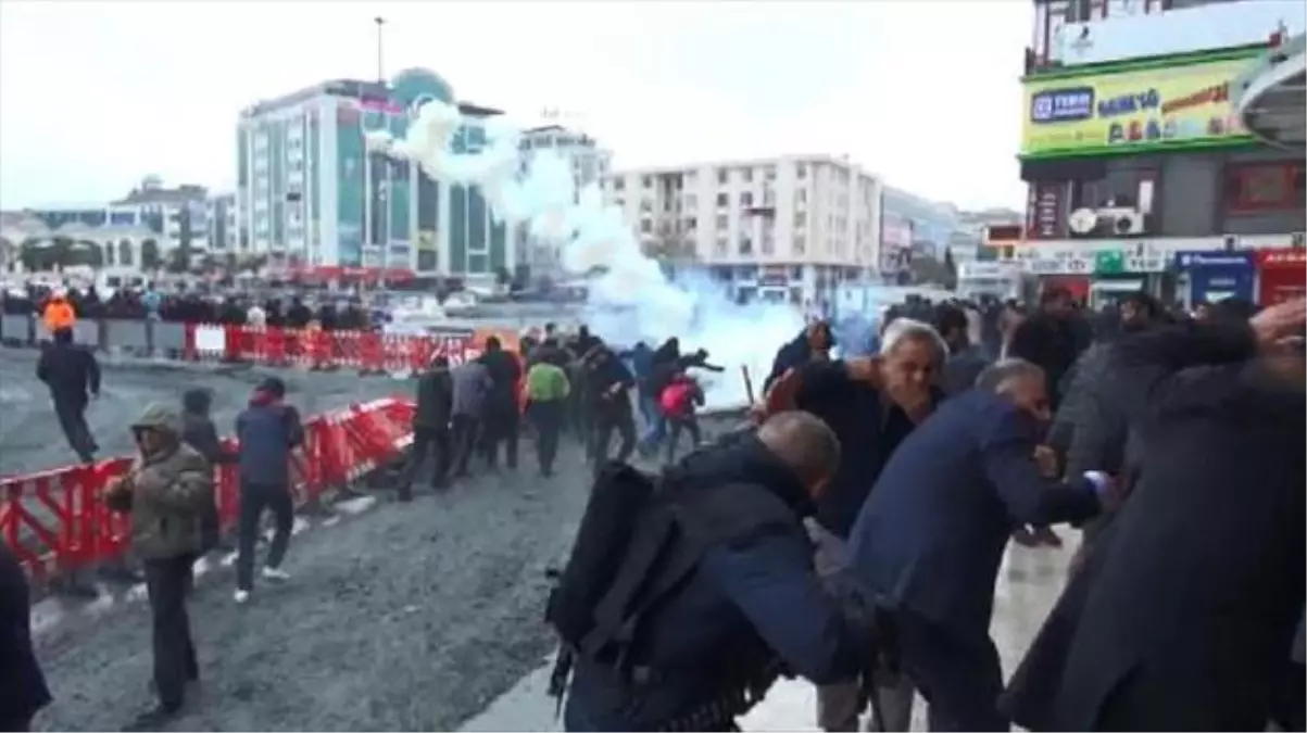 Esenyurt\'ta Hdp\'lilerin Gözaltı Protestosuna Polis Müdahale Etti (2)