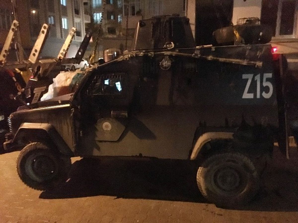 Esenyurt\'ta Polis Aracı Devrildi: 3 Yaralı