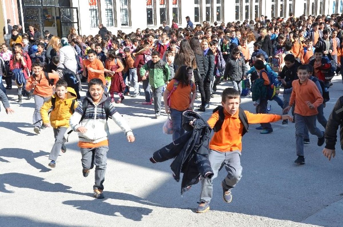 Eskişehir\'de Öğrenciler Zorunlu Tatile Çıktı
