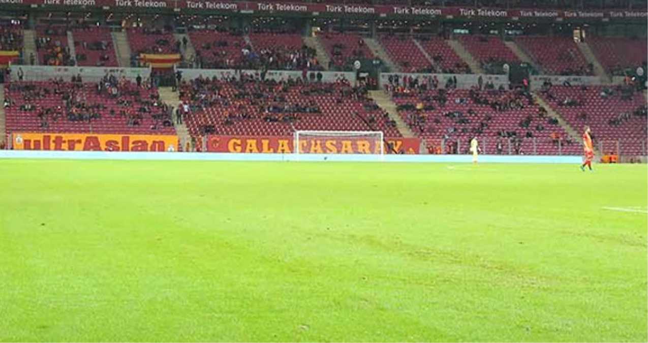 Galatasaray\'ın, Medipol Başakşehir Maçındaki Tribün Boşluğu Gözlerden Kaçmadı