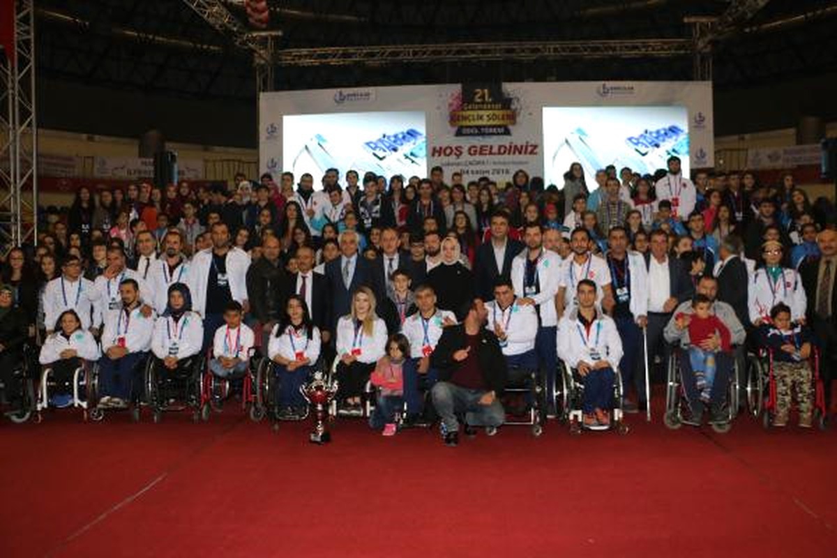 Gençlik Şöleni\'nde Bağcılarlı Gençler Altınla Ödüllendirildi