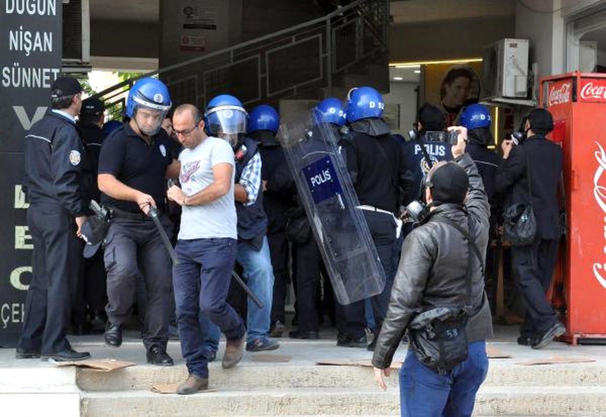 Hdp\'li Gruba Polisten Biber Gazlı Müdahale: 12 Gözaltı