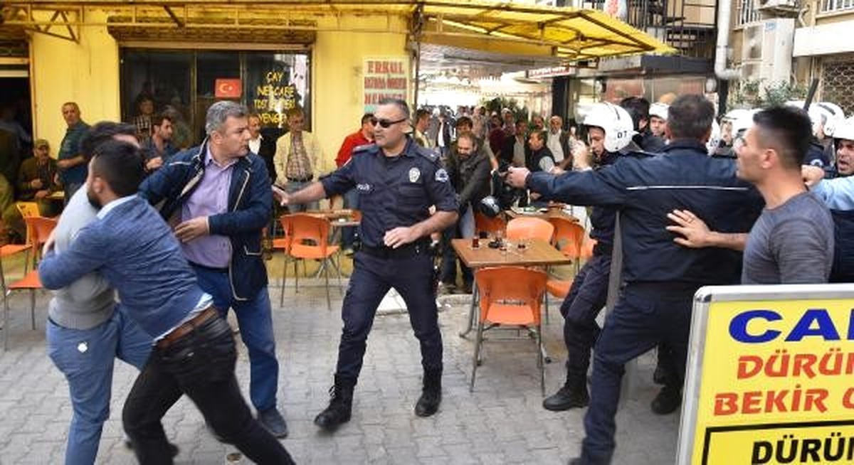 Hdp\'li Milletvekillerinin Gözaltına Alınmasını Protesto Eden Gruba Polisten Müdahale