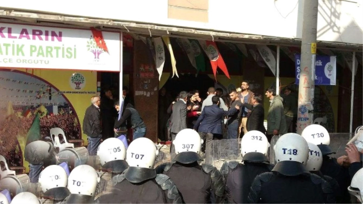Hdp\'lilerin Gözaltına Alınmasını Protesto Eden Gruba Polis Müdahale Etti