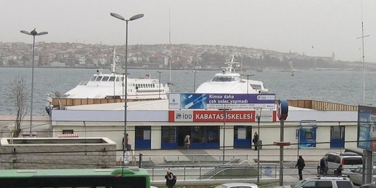 İnşaatı Devam Eden Kabataş İskelesi\'nde Deniz Otobüsleri Yolcu Almaya Devam Ediyor