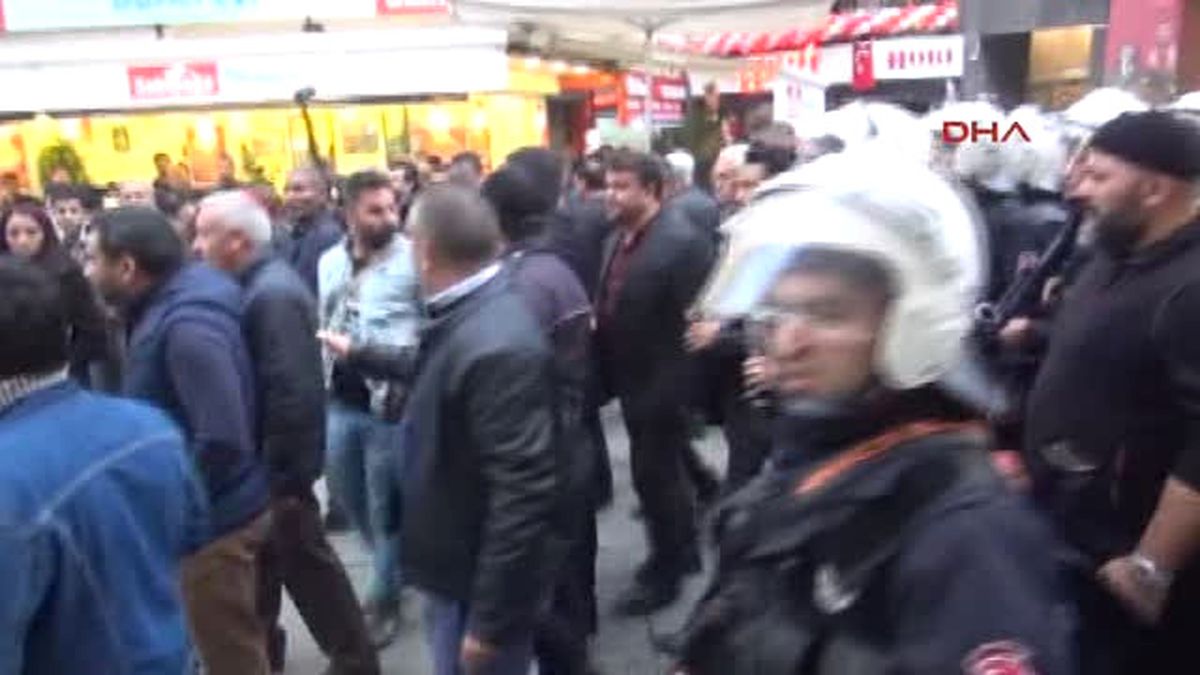 Izmir\'de "Hdp" Eylemine Polis Müdahalesi, 55 Gözaltı Var