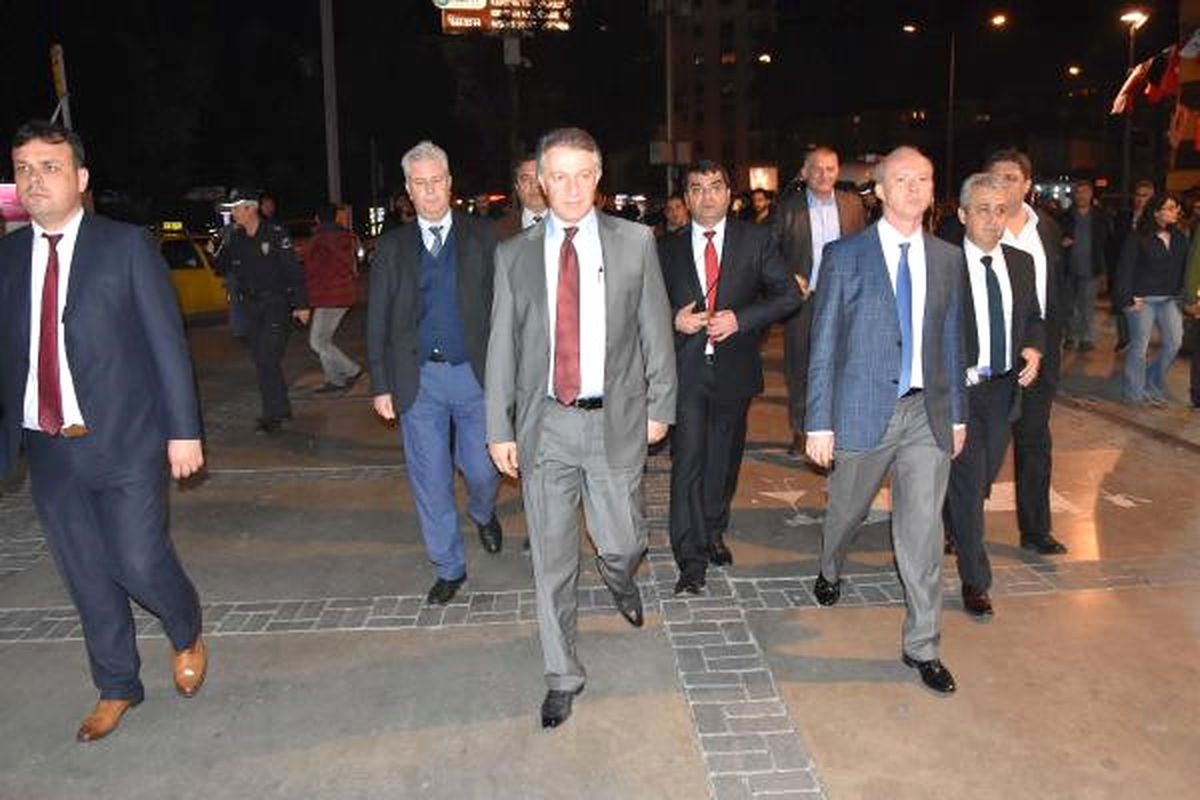 İzmir\'de Hdp\'lilerin Eylemine Polis Müdahalesi: 55 Gözaltı (2)