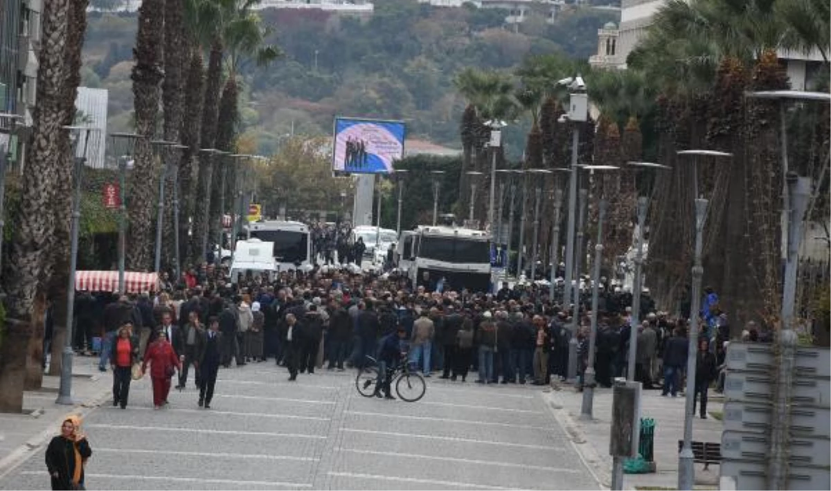İzmir\'de Hdp\'lilerin Gözaltına Alınmasına Tepki
