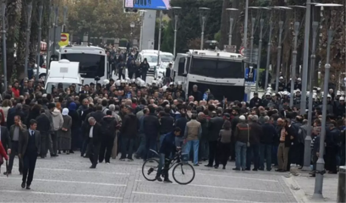 İzmir ve Ankara\'da Gözaltılar Protesto Edildi