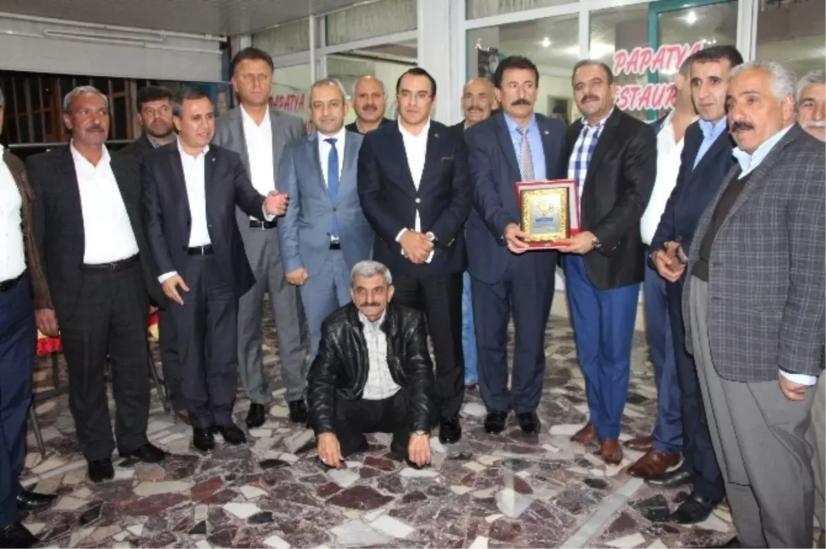 Kahta\'da İstihdam Sağlayan İş Adamına Muhtarlardan Plaket