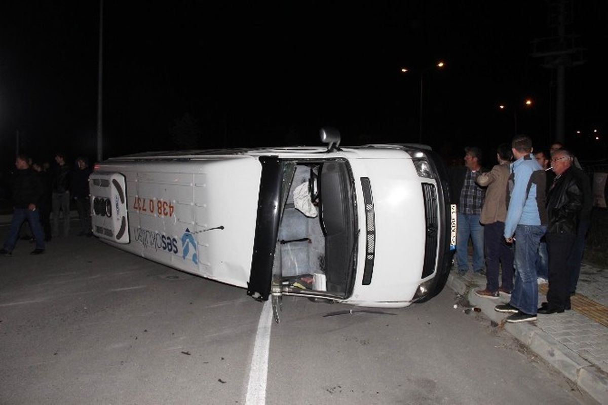Kamyonet ile Servis Minibüsü Çarpıştı: 1 Yaralı