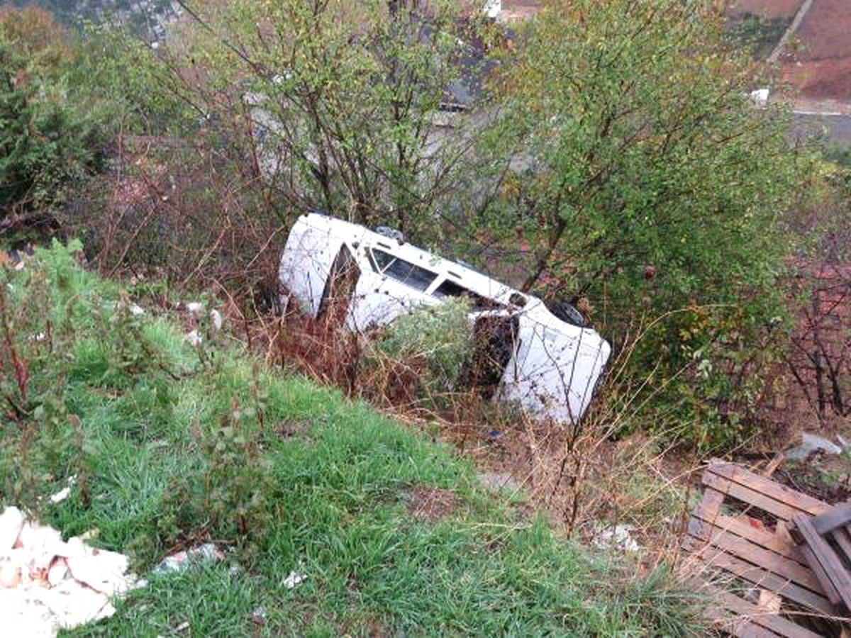 Otomobil Ağaca Takıldı,evdekiler Kurtuldu