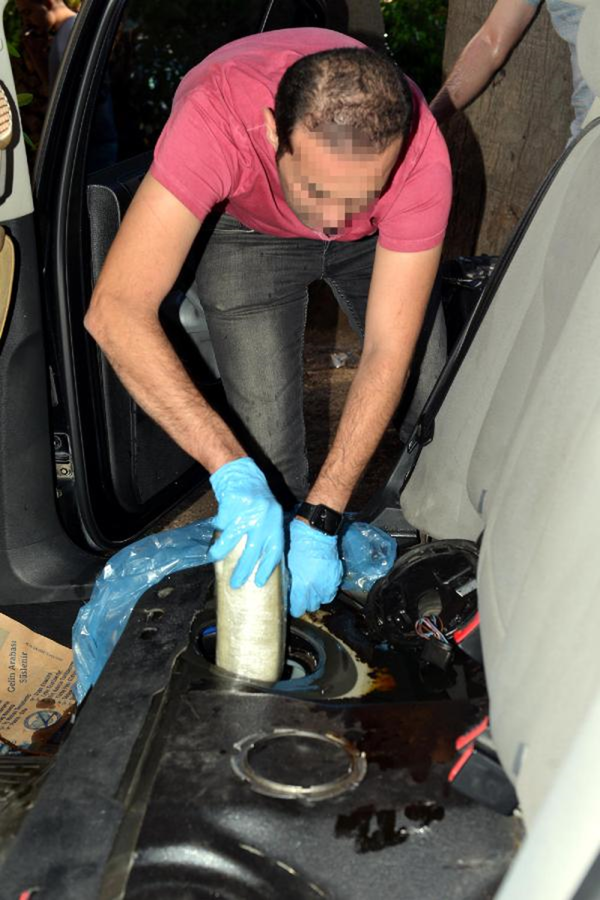 Otomobilin Deposundan Yakıt Yerine Uyuşturucu Çıktı