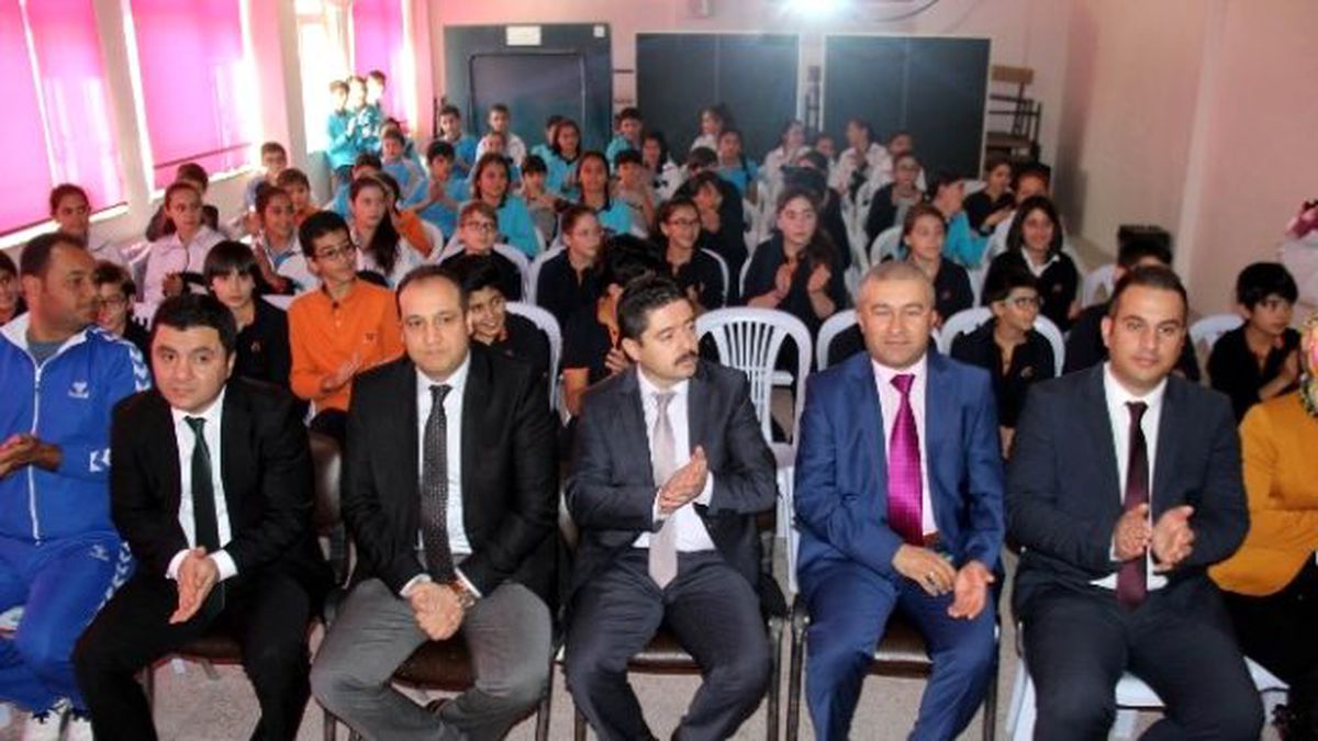 Özel Tekden Ortaokulu\'ndan Kardeş Rauf Denktaş Ortaokulu\'na 4 Bin Kitap Hediye