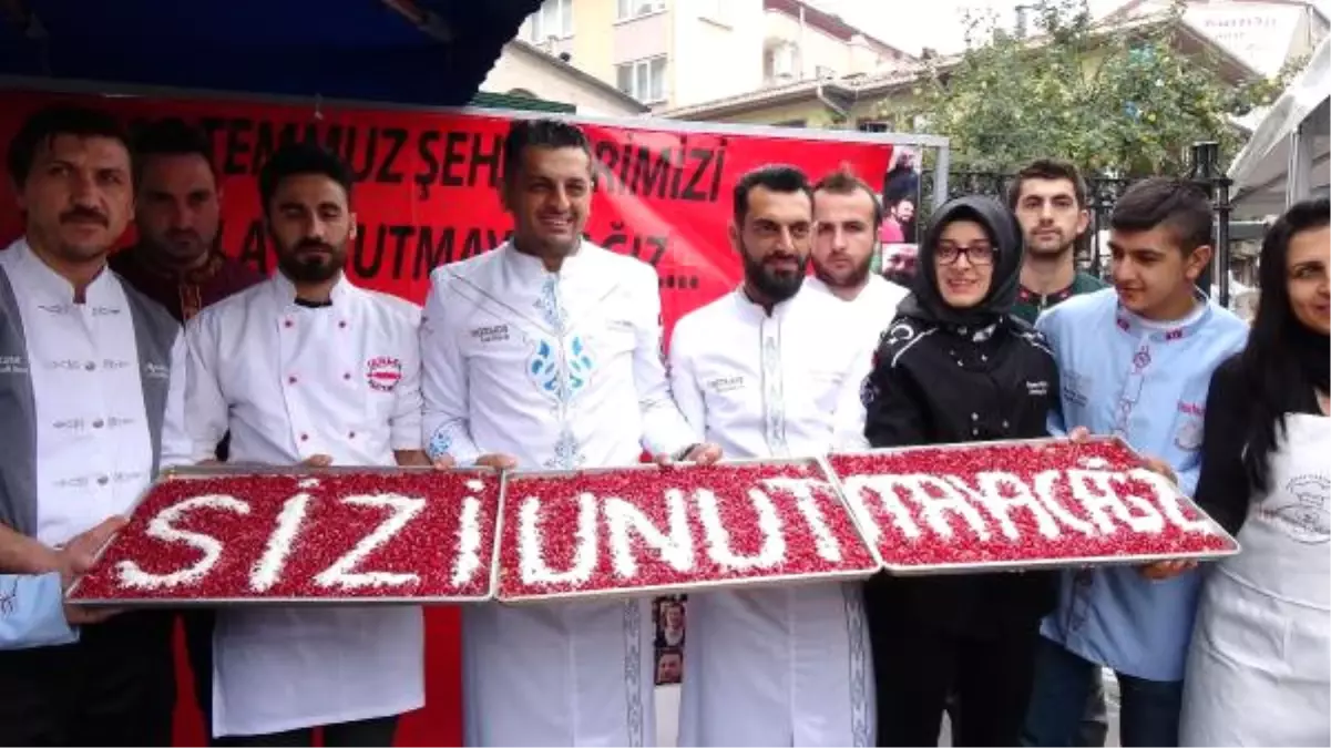 Rekortmen Börekçiden 15 Temmuz Şehitleri Anısına 10 Bin Kişiye Aşure