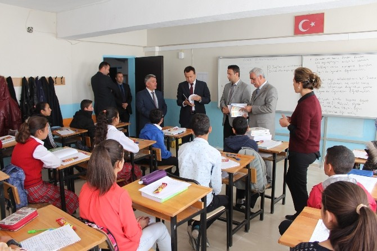 Samsat\'ta Öğrencilere Kitap Yardımı Yapıldı