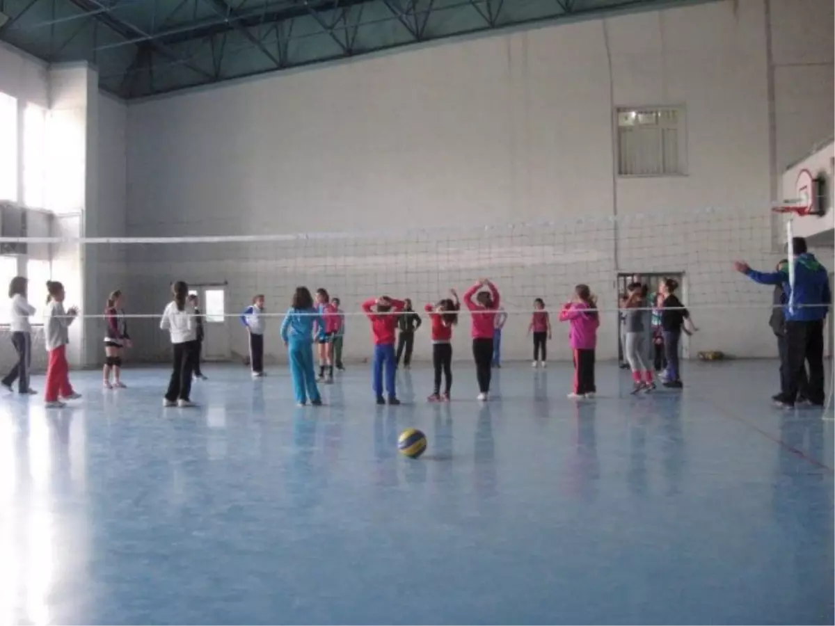 Ulaş\'ta Voleybol Kursu Açıldı