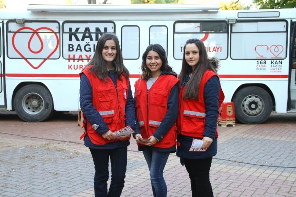 Üniversiteli Öğrencilerden Örnek Davranış