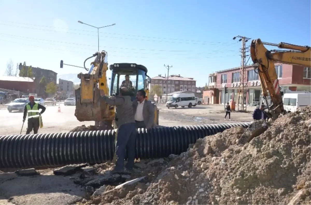 Yüksekova\'da Zarar Gören Yollar Onarılıyor