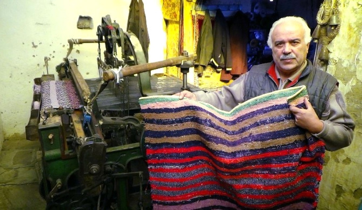107 Yıllık Kilim Dokuma Makinesiyle Mesleğini Yaşatmaya Çalıyor