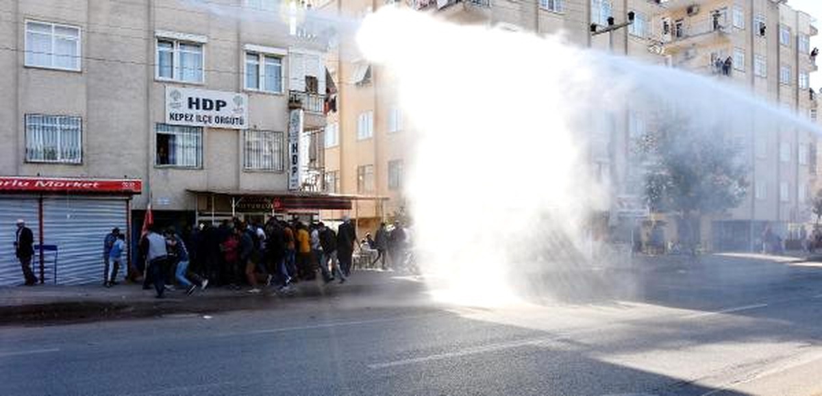 Antalya\'da İzinsiz Gösteriye Polis Müdahalesi